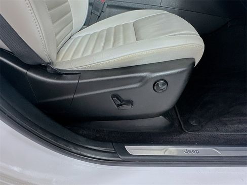 Used 2018 Jeep Grand Cherokee Limited image 24