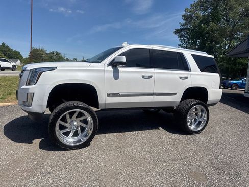 Used 2017 Cadillac Escalade Luxury AWD/4WD image 3