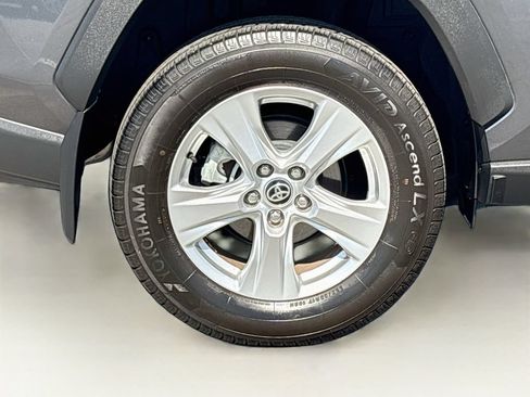 Used 2020 Toyota RAV4 XLE w/ XLE Grade Weather Package AWD/4WD image 32