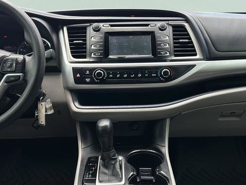 Used 2016 Toyota Highlander LE FWD image 24
