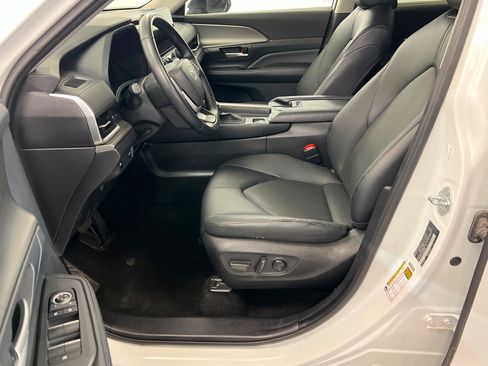Used 2025 Toyota Grand Highlander AWD image 18