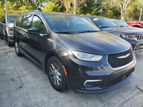 Used 2022 Chrysler Pacifica Touring-L image 4