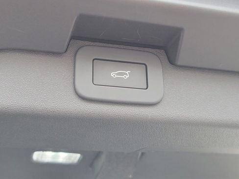 Used 2024 Land Rover Discovery Dynamic SE image 13