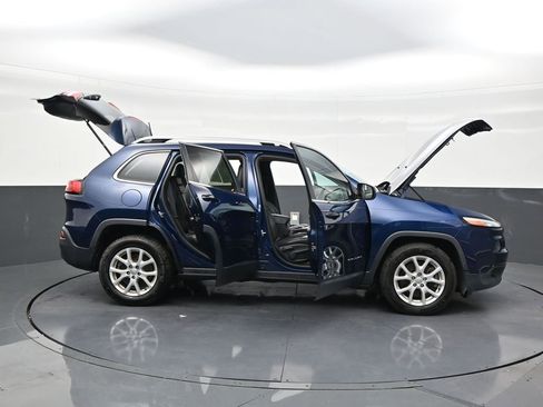 Used 2018 Jeep Cherokee Latitude Plus w/ Cold Weather Group image 28