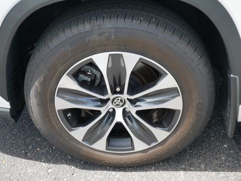 Certified 2021 Toyota Highlander XLE AWD/4WD image 15