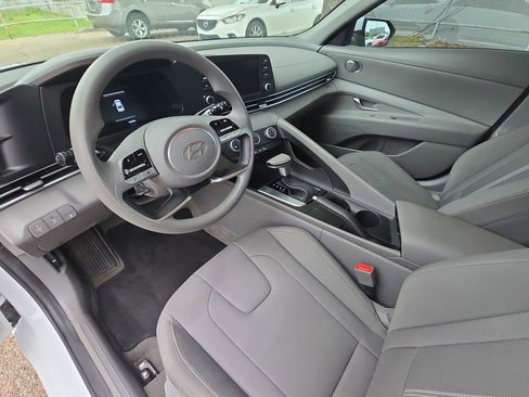 Certified 2024 Hyundai Elantra SE FWD image 15