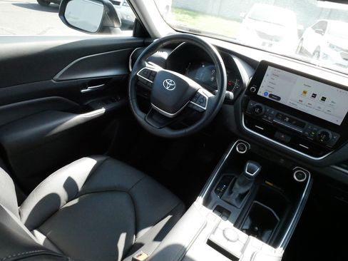 Used 2025 Toyota Grand Highlander AWD image 9