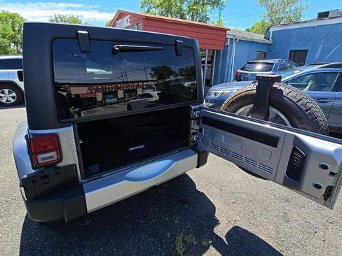 Used 2015 Jeep Wrangler Unlimited Sahara w/ Connectivity Group AWD/4WD image 15
