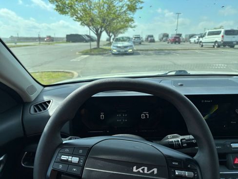 Used 2025 Kia K4 LXS image 33