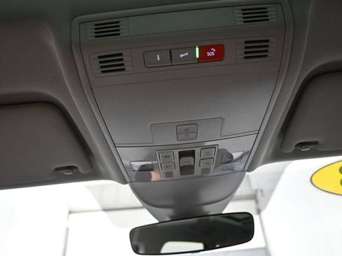 Used 2023 Volkswagen Taos SE w/ Panoramic Sunroof Package FWD image 12