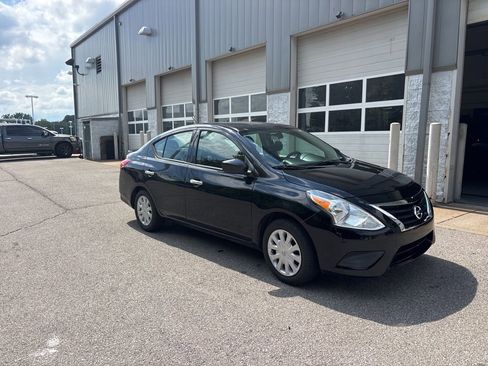 Used 2019 Nissan Versa SV FWD image 3