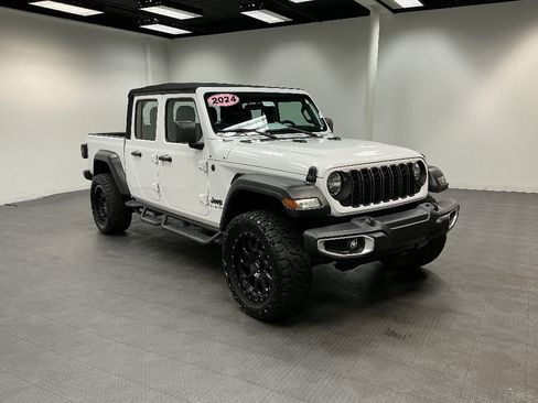 Used 2024 Jeep Gladiator Sport AWD/4WD image 7