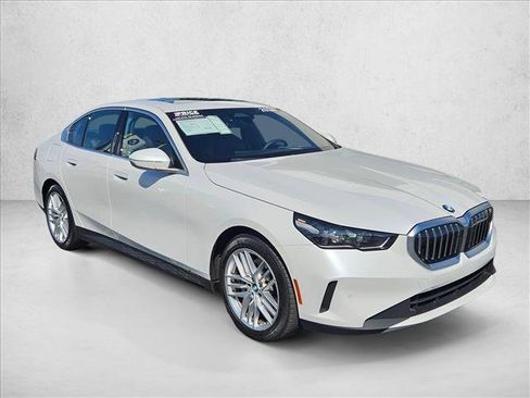 Used 2024 BMW 530i w/ Convenience Package RWD image 3