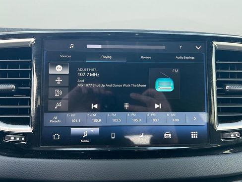 Used 2023 Chrysler Pacifica Touring-L FWD image 14