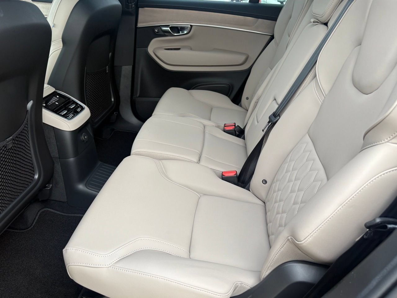 New 2026 Volvo XC90 T8 Plus w/ Protection Package Premier AWD/4WD image 21