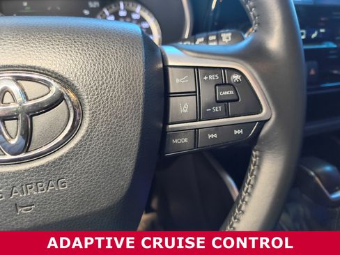 Used 2022 Toyota Highlander XLE image 12