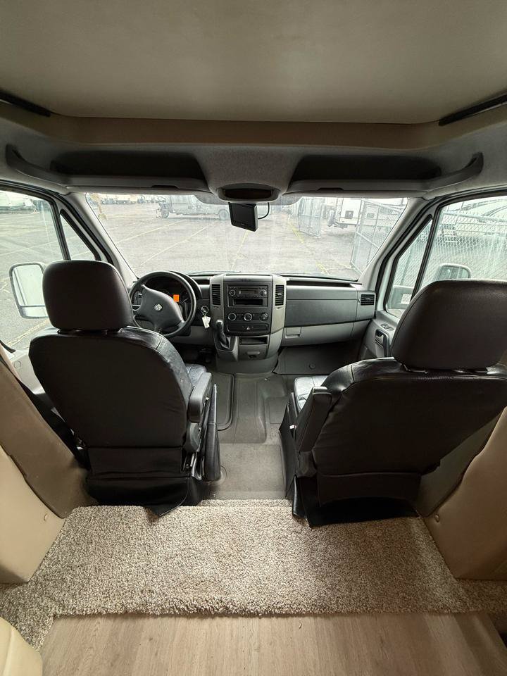 Used 2008 Dodge Sprinter 3500 RWD image 10