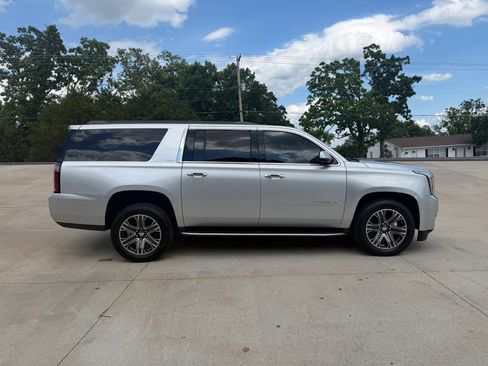 Used 2019 GMC Yukon XL SLT AWD/4WD image 2