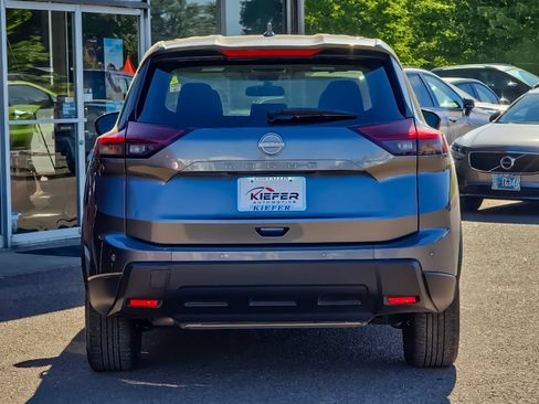 Used 2025 Nissan Rogue SV FWD image 4