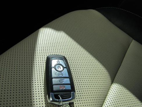 Certified 2022 Ford Escape Titanium w/ Titanium Elite Package image 30