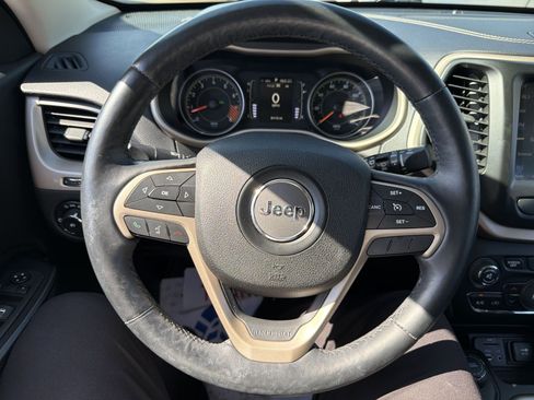 Used 2015 Jeep Cherokee Latitude w/ Comfort/Convenience Group AWD/4WD image 30