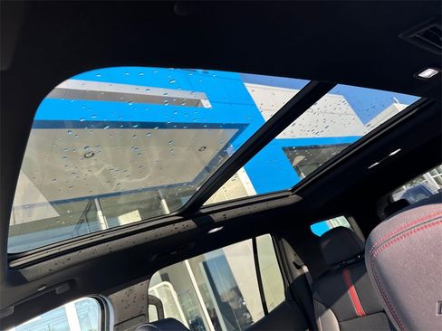 Used 2025 Chevrolet Traverse RS image 24