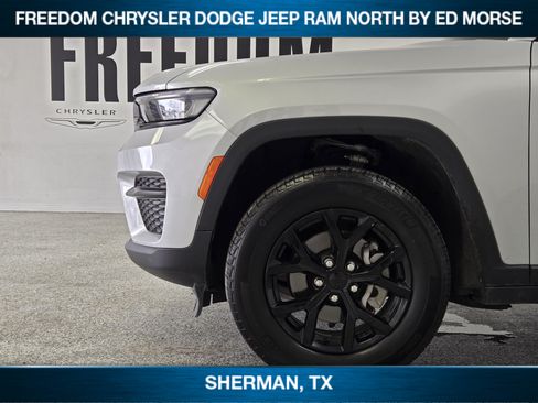 Used 2025 Jeep Grand Cherokee Altitude AWD/4WD image 6