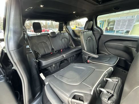Used 2025 Chrysler Pacifica Limited image 25