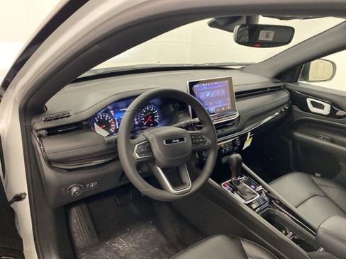 Used 2025 Jeep Compass Limited w/ Sun & Sound Group image 7