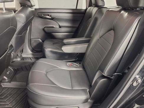 Used 2022 Toyota Highlander XLE image 25