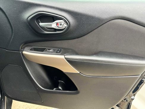 Used 2018 Jeep Cherokee Latitude w/ Altitude Package FWD image 19