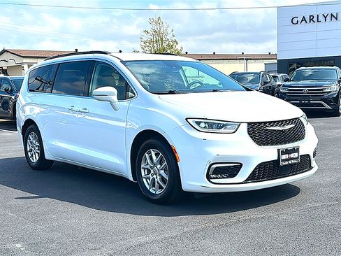 Used 2022 Chrysler Pacifica Touring-L image 10
