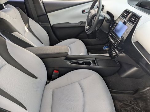 Used 2020 Toyota Prius LE image 19
