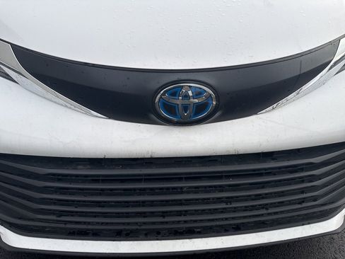 Used 2024 Toyota Sienna LE image 4