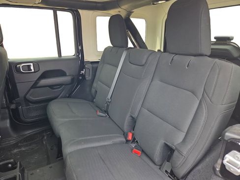 Used 2019 Jeep Wrangler Unlimited Sahara image 13