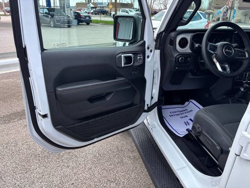 Used 2025 Jeep Wrangler Unlimited Sahara w/ Safety Group AWD/4WD image 9