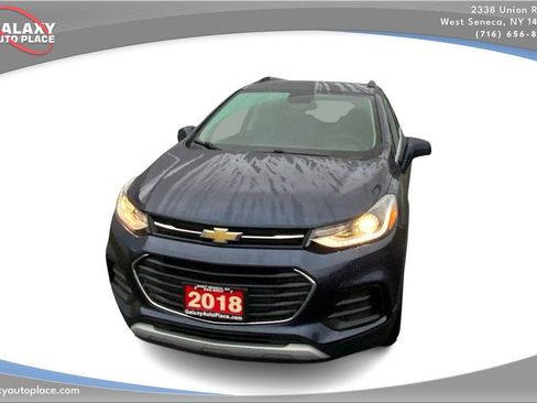 Used 2018 Chevrolet Trax LT w/ LT Convenience Package FWD image 2