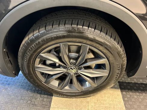Used 2022 Volkswagen Tiguan SE image 9