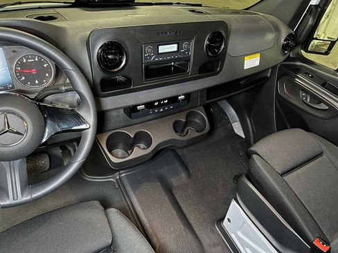 Used 2025 Mercedes-Benz Sprinter 2500 image 30