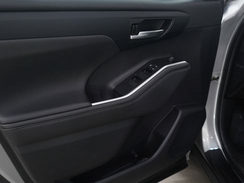 Used 2023 Toyota Highlander XLE image 23