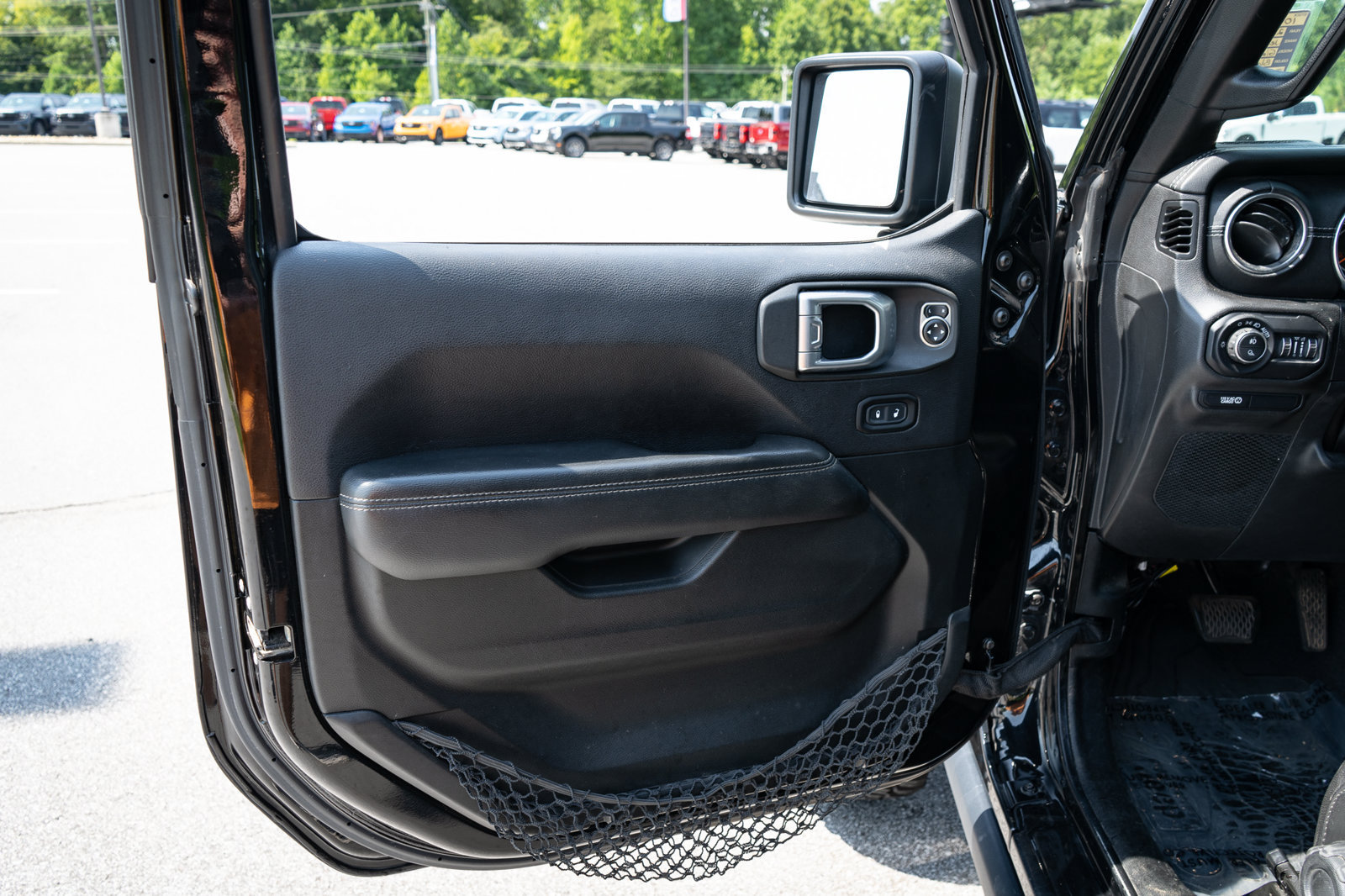 Used 2020 Jeep Gladiator Overland AWD/4WD image 16