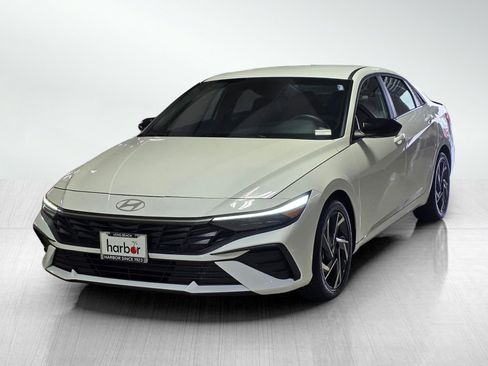 Certified 2025 Hyundai Elantra Sport FWD image 3