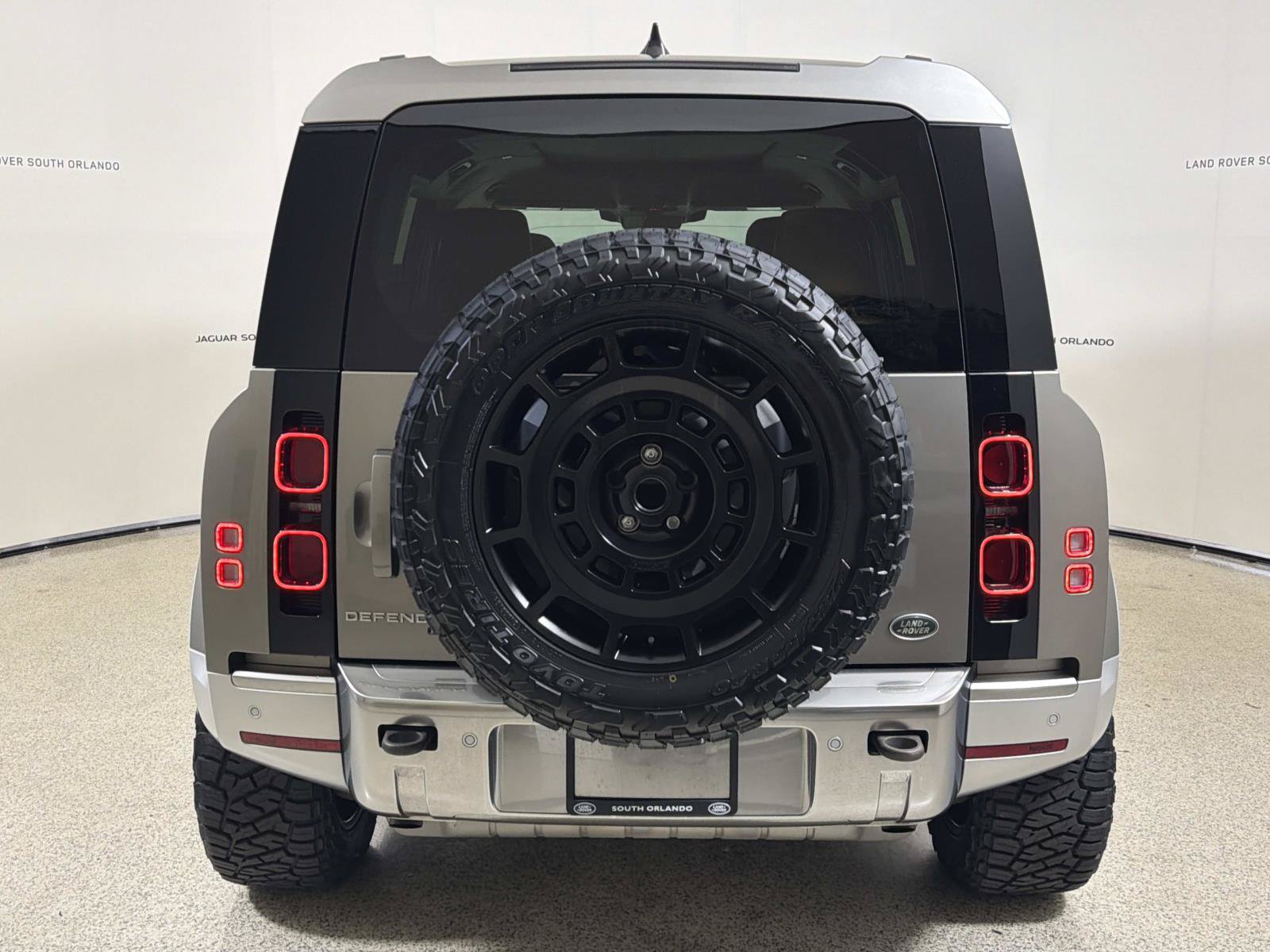 Used 2023 Land Rover Defender 110 SE AWD/4WD image 4