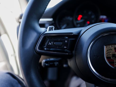 Certified 2025 Porsche Macan image 17