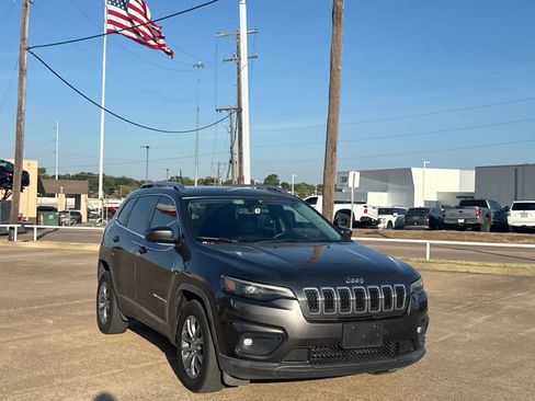 Used 2019 Jeep Cherokee Latitude Plus w/ Comfort/Convenience Group FWD image 3