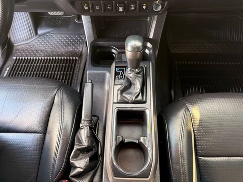 Used 2019 Toyota Tacoma TRD Off-Road AWD/4WD image 18