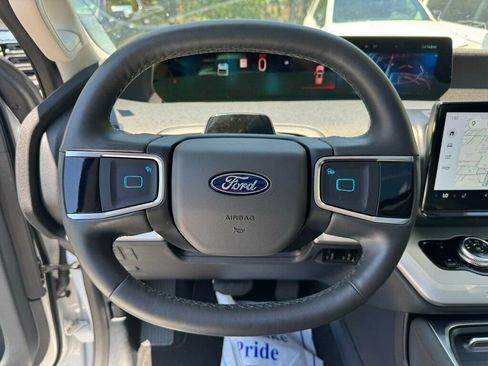Used 2025 Ford Expedition Active AWD/4WD image 5