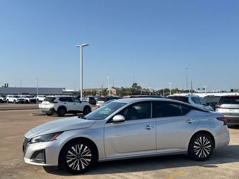Certified 2023 Nissan Altima 2.5 SV FWD image 11