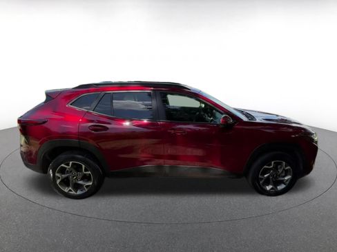 Used 2025 Chevrolet Trax LT FWD image 16