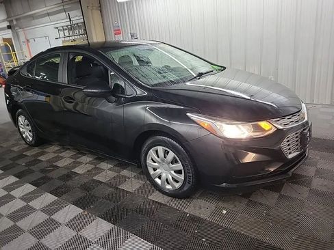 Used 2018 Chevrolet Cruze LS image 2